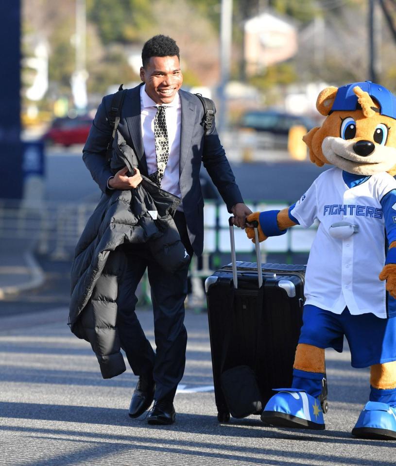 　球場の入り口でタクシーを降りて歩いて入寮するドラフト２位のエドポロ（撮影・持木克友）