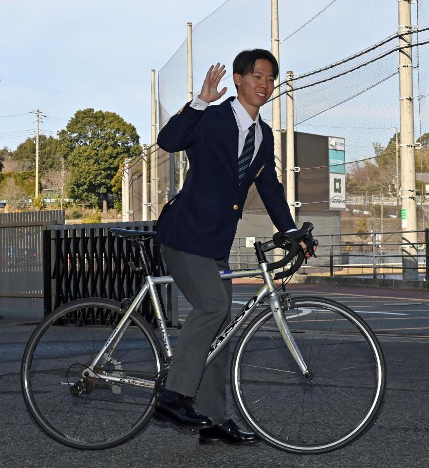 　愛用の自転車を持参したドラフト１位の大川（撮影・持木克友）