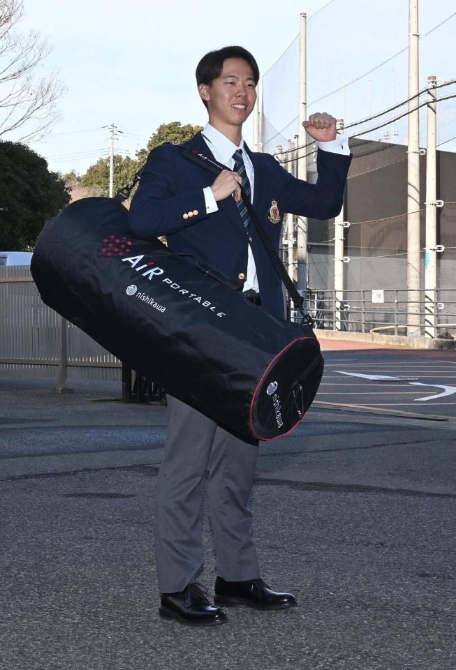 　愛用のマットレスを持参して入寮するドラフト１位の大川（撮影・持木克友）