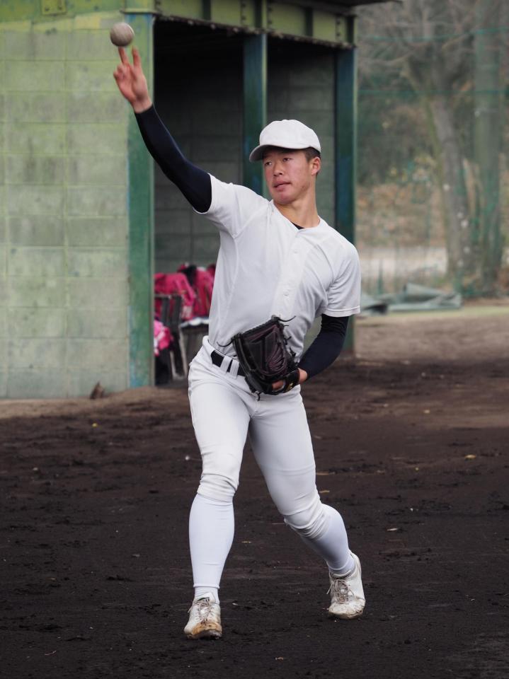 　キャッチボールする吉岡