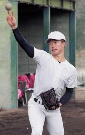 　キャッチボールする吉岡