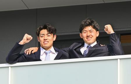 　入寮し、ガッツポーズする阪神ドラフト１位の立石（右）と２位の谷端＝５日、兵庫県尼崎市