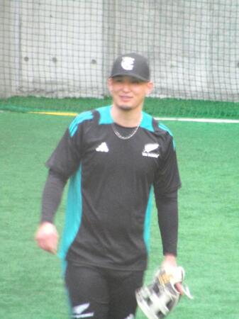 　自主トレを行う吉川