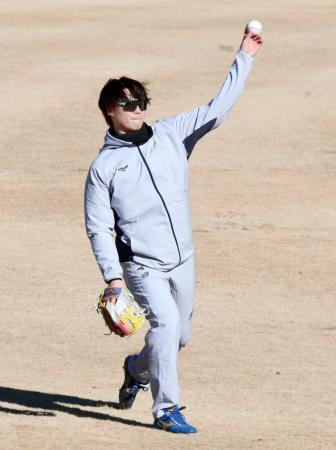 　練習を公開した日本ハム・山崎＝千葉県鎌ケ谷市