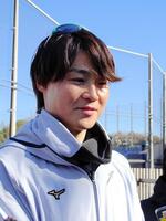 　自主トレを公開した山崎