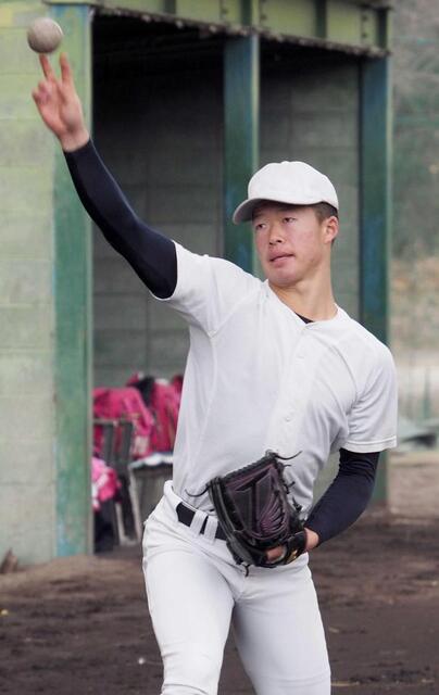 　キャッチボールする吉岡