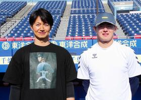 　美馬氏のＴシャツ姿で練習した唐川（左）。右は坂井