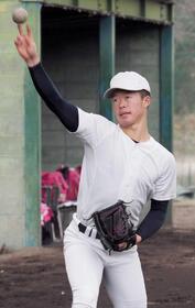 　キャッチボールする吉岡