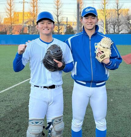 　青学大の練習が始動し、笑顔を見せる渡部と鈴木（右）