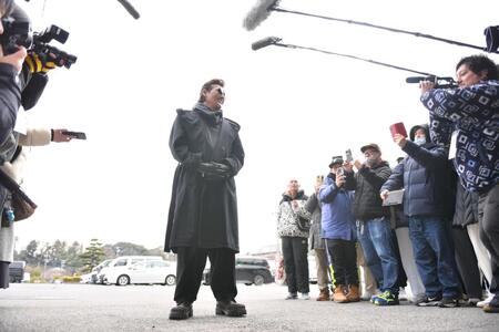 　球場正面で出迎えた報道陣に笑顔で語りかける新庄監督（撮影・開出牧）