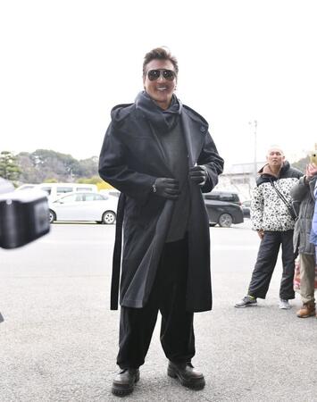 　オシャレな“冬コーデ”で球場入りする新庄監督（撮影・開出牧）