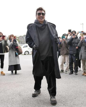 　ファンに迎えられ笑顔で球場入りする新庄監督（撮影・開出牧）