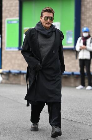 　オーラを漂わせながらスタッフ会議へ向かう新庄監督（撮影・開出牧）