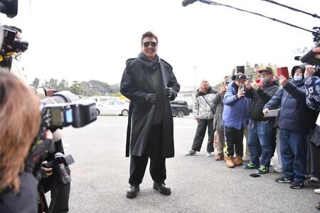 　オシャレな“冬コーデ”で球場入りする新庄監督（撮影・開出牧）