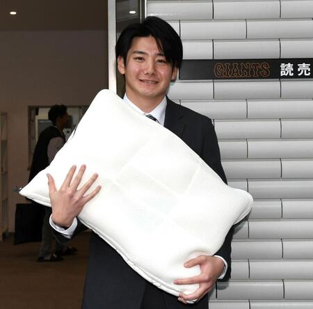 　枕を持って入寮する竹丸（撮影・佐藤厚）