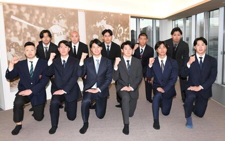 　ＯＮのパネルをバックに活躍を誓う（前列左から）藤井、皆川、田和、竹丸、山城、小浜（後列左から）河野、林、冨重、松井、知念（撮影・佐藤厚）