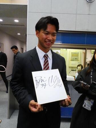 　Ｊリーグ入りした高校同期のサインを手に入寮したロッテの桜井