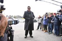 　オシャレな“冬コーデ”で球場入りする新庄監督（撮影・開出牧）