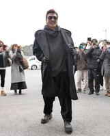 　ファンに迎えられ笑顔で球場入りする新庄監督（撮影・開出牧）