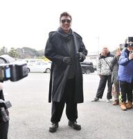 　オシャレな“冬コーデ”で球場入りする新庄監督（撮影・開出牧）