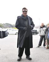 　オシャレな“冬コーデ”で球場入りする新庄監督（撮影・開出牧）