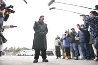 　球場正面で出迎えた報道陣に笑顔で語りかける新庄監督（撮影・開出牧）