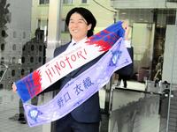 　「Ｂ’ｚ」と「＝ＬＯＶＥ」の野口衣織のタオルを持参した増居