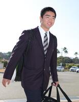 　笑顔で入寮する藤川（撮影・坂部計介）