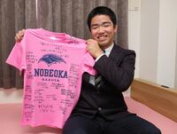 　元チームメイトの寄せ書きが入ったＴシャツを手に笑顔を見せる藤川（撮影・坂部計介）