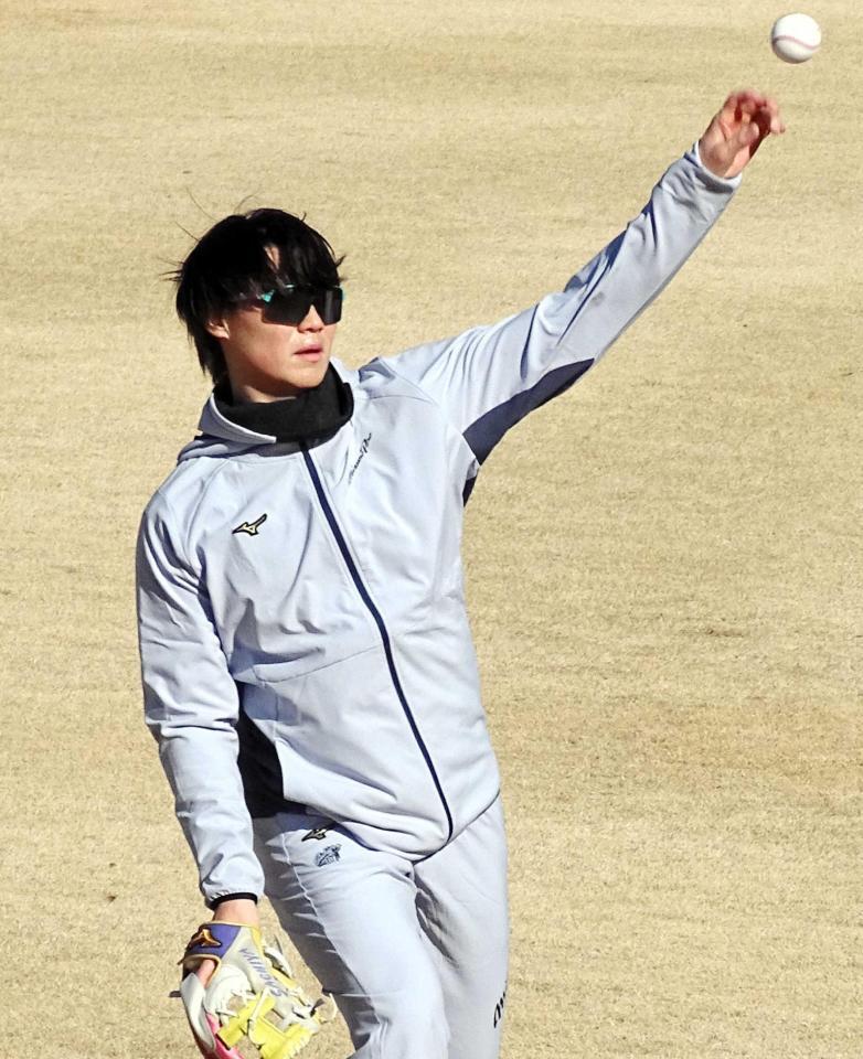 　自主トレを公開した山崎（撮影・鈴木創太）