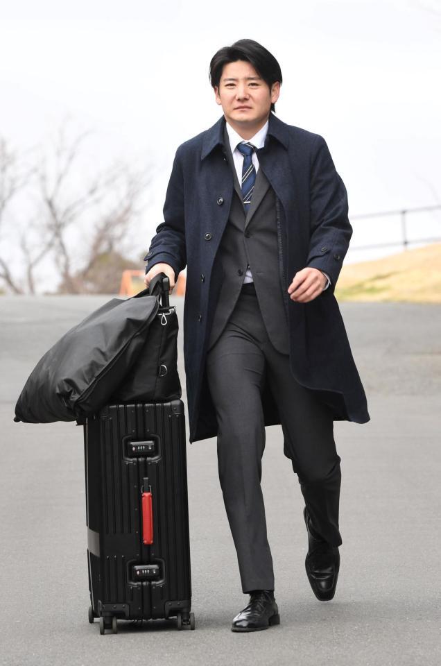 　入寮する竹丸（撮影・佐藤厚）