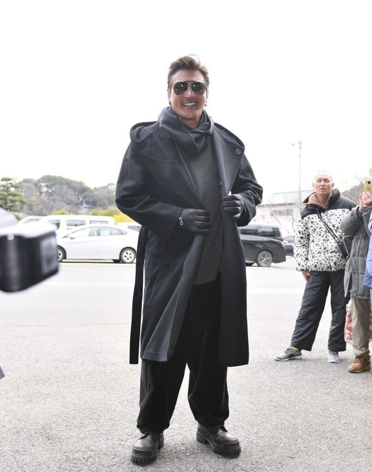 　オシャレな“冬コーデ”で球場入りする新庄監督（撮影・開出牧）