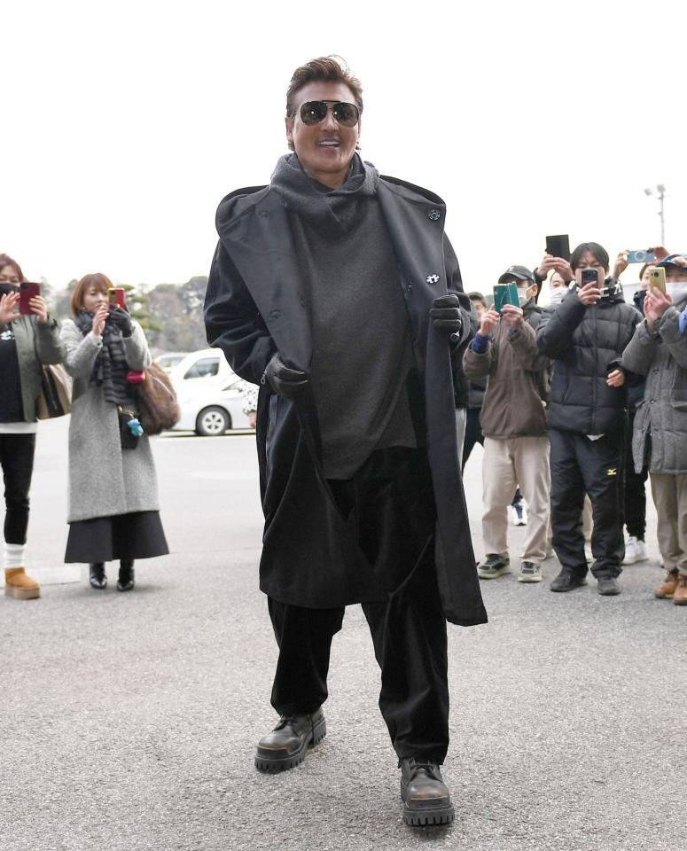 　ファンに迎えられ笑顔で球場入りする新庄監督（撮影・開出牧）