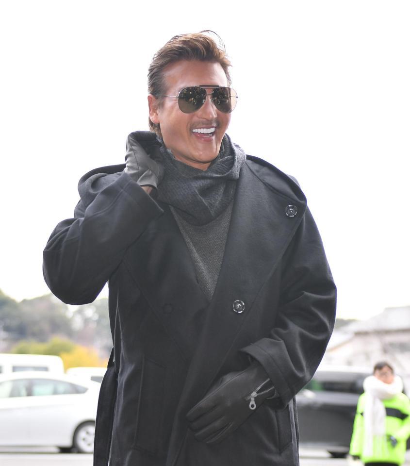 　スタッフ会議の前に笑顔を見せる新庄監督（撮影・開出牧）