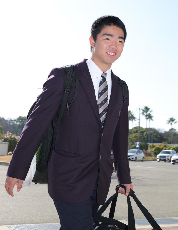 　笑顔で入寮する藤川（撮影・坂部計介）