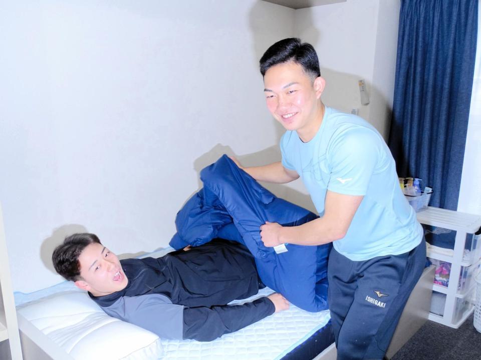 　ロッテ新人選手が入寮。石垣元（右）は自身のベッドに忍び込んだ奥村をたたき起こす