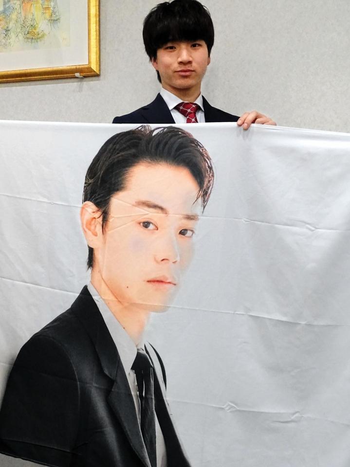 　菅田将暉の特大フラッグを持参して入寮したロッテの杉山