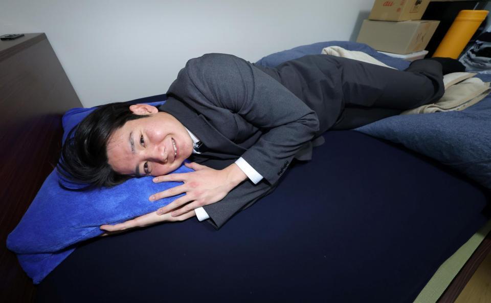 　持ち込んだ枕で寮のベッドに寝そべる竹丸