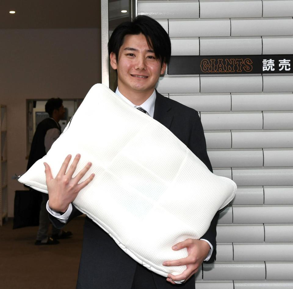 　枕を持って入寮する竹丸（撮影・佐藤厚）