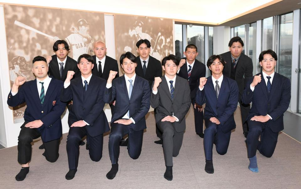 　ＯＮのパネルをバックに活躍を誓う（前列左から）藤井、皆川、田和、竹丸、山城、小浜（後列左から）河野、林、冨重、松井、知念（撮影・佐藤厚）