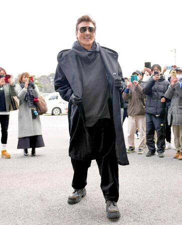 　ファンに迎えられ笑顔で球場入りする新庄監督（撮影・開出牧）