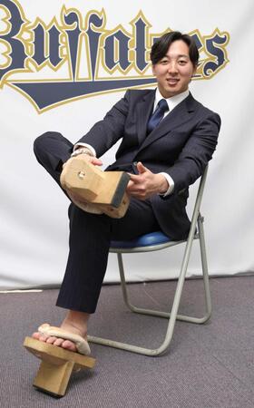 　一本下駄を持ち込んだ渡辺（撮影・坂部計介）