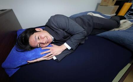 　持ち込んだ枕で寮のベッドに寝そべる竹丸