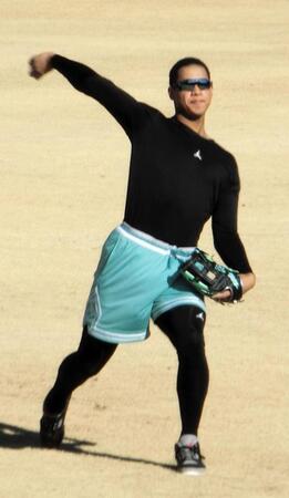 　自主トレでキャッチボールをする万波