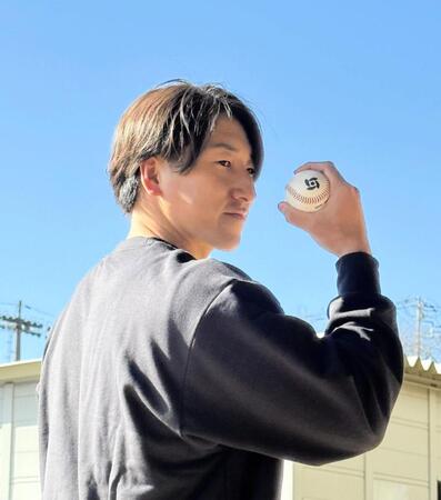 　ＷＢＣ球を手に引き締まった表情を見せる大勢