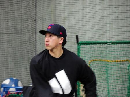 　キャッチボールをする大勢