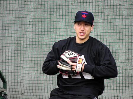 キャッチボールをする大勢