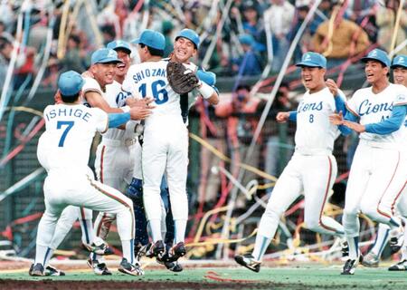 　日本一を決めた瞬間抱き合って喜びを爆発させる左から石毛、清原、辻、潮崎、伊東、鈴木健、渡辺久の西武ナイン＝１９９０年