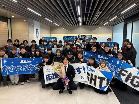 　学生たちと記念撮影する北山