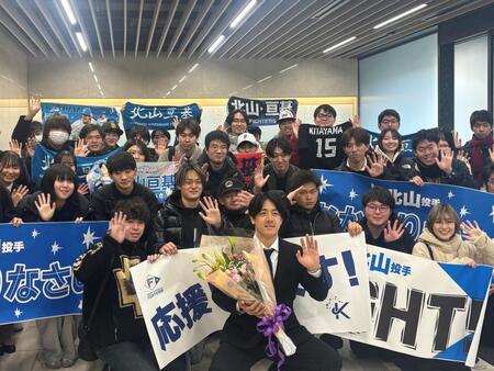 　学生たちと記念撮影する北山